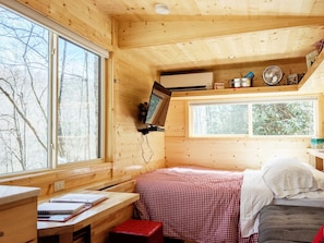 1 slaapkamer, een bureau, een strijkplank/strijkijzer, beddengoed