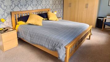 House, 1 King Bed | 1 bedroom, iron/ironing board, free WiFi, bed sheets