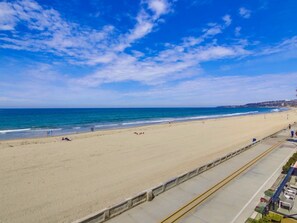 Plage, chaises longues, parasols, serviettes de plage