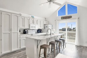 Mikrowelle, Ofen, Geschirrspüler, Wasserkocher mit Kaffee-/Teezubehör