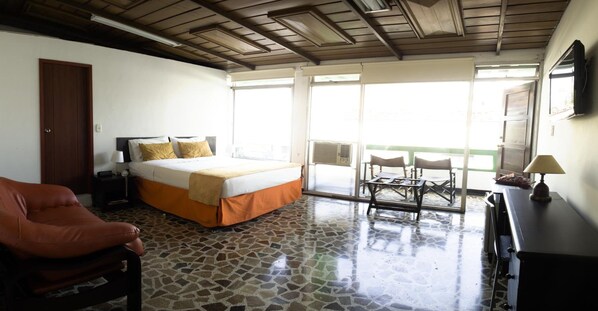 Minibar, escritorio y tabla de planchar con plancha 