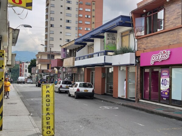 A street view with a hotel named 'HOTEL SAN FERMÍN' and a store named 'PONKE'S'. - Hotel San Fermin Pereira (Pereira)