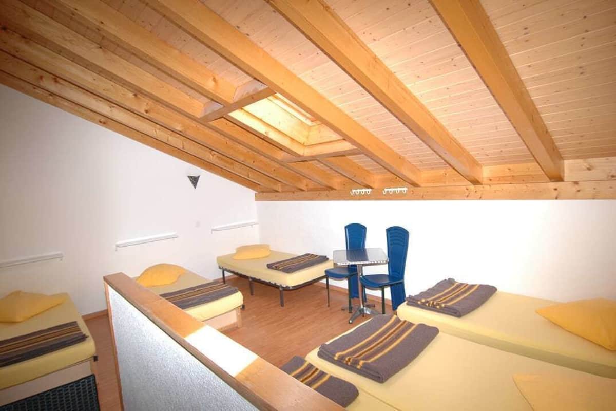 Dormitorio compartido, dormitorio mixto, baño compartido | Escritorio y wifi gratis