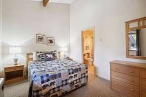 1 bedroom, iron/ironing board, WiFi, bed sheets - 2 Bedroom Suite w/outdoor heated pool  201/202 (Killington)