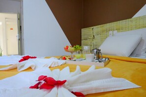 Minibar, Verdunkelungsvorhänge, Babybetten, kostenloses WLAN