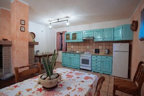 Oven, cookware/dishes/utensils - Maestrale Apartment -Residenza Su Prelau- Sardinia South West Coast (GONNESA)