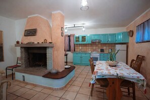 Fogão, talheres/pratos/utensílios de cozinha