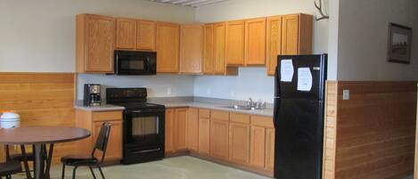 Mikrovågsugn, kaffe- och tebryggare och grytor/köksredskap