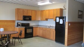 Mikrowelle, Wasserkocher mit Kaffee-/Teezubehör