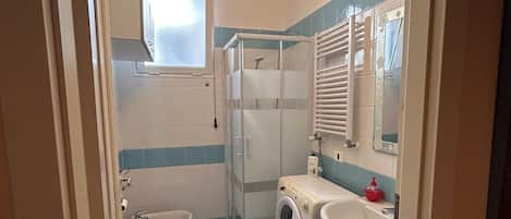 Dusche, Haartrockner, Bidet, Handtücher
