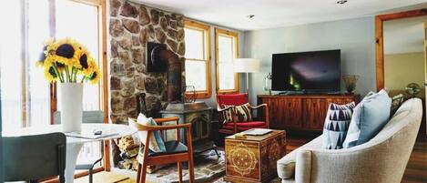 Smart-TV, Kamin, Videospiele, Musikbibliothek