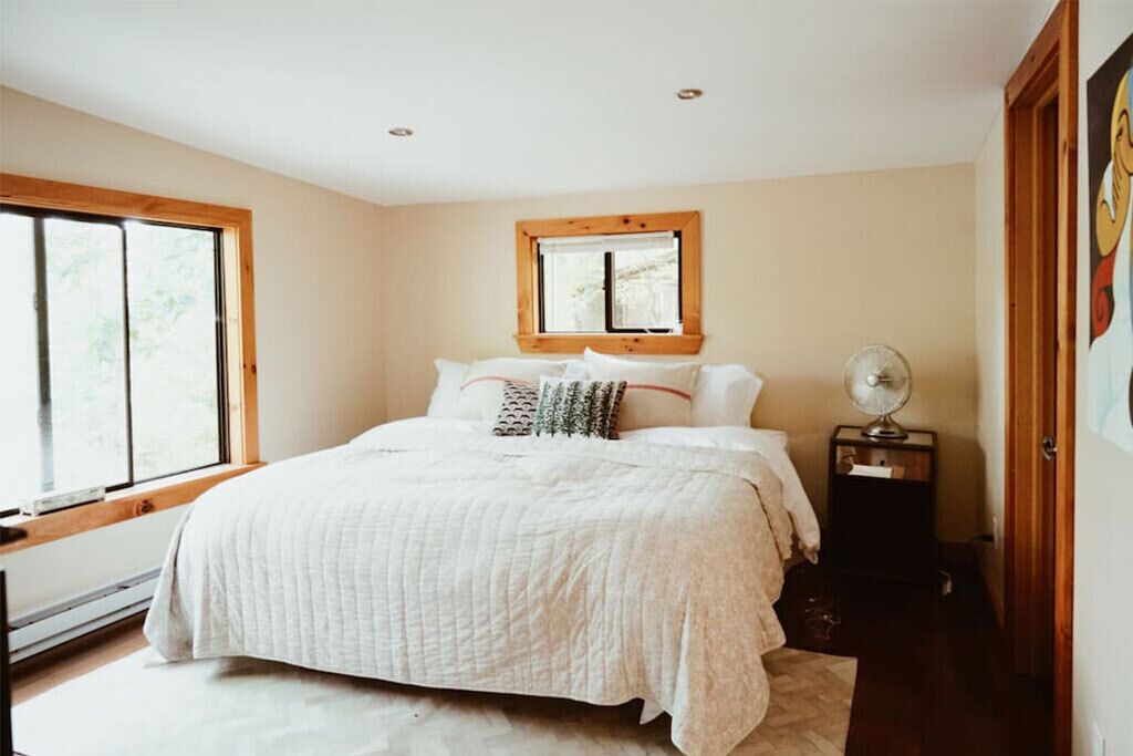 3 soverom, skrivebord, strykejern/-brett og reiseseng for barn