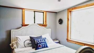 3 quartos, escrivaninha, ferros/tábuas de passar roupa, berço de viagem