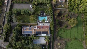 An aerial view of a property with a swimming pool, solar panels, and a garden. - Villa Carlino Holiday (Mascali)
