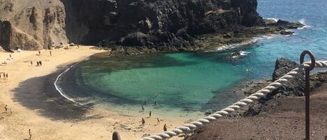 Aan het strand, ligstoelen aan het strand, strandlakens