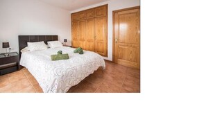 2 slaapkamers, een kluis op de kamer, een strijkplank/strijkijzer, wifi