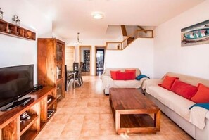 Een televisie, een dvd-speler en een stereo