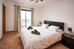 2 slaapkamers, een kluis op de kamer, een strijkplank/strijkijzer, wifi