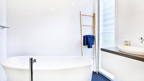 Baignoire, articles de toilette gratuits, sèche-cheveux