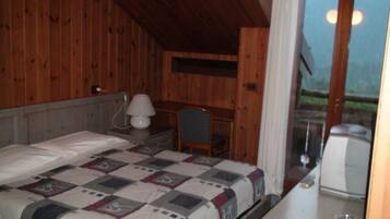 Camera con letto matrimoniale o 2 letti singoli | Una cassaforte in camera, con stile personalizzato