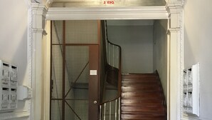 Een trap die leidt naar een kamer, met een bord waarop staat: Residencia White Love 2° Esq.