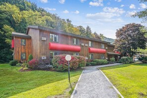 Exterior - Deluxe Two Bedroom Suite on the 2nd floor with outdoor heated pool 20304 (Killington)