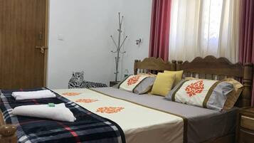 3 quartos, cofres nos quartos, escrivaninha, quartos à prova de som