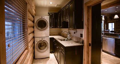 Ylellinen Lodge w / upea vuoristomaisema ja oma poreallas