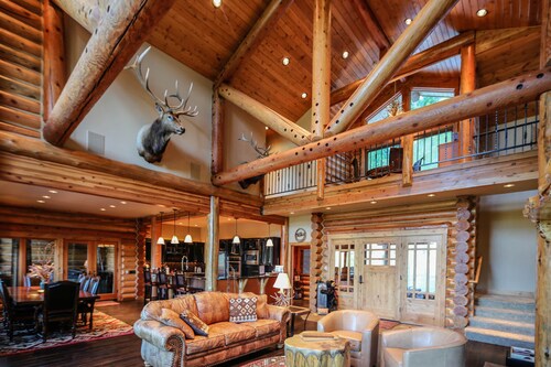Luxurious lodge w/ gorgeous mountain views and a private hot tub