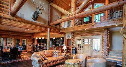 Ylellinen Lodge w / upea vuoristomaisema ja oma poreallas