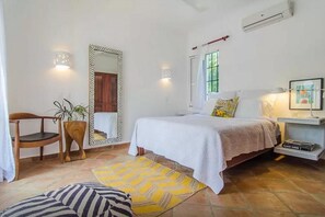 Ropa de cama de alta calidad y caja de seguridad en la habitación