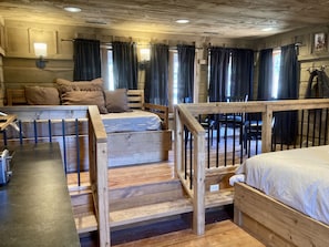 Tabla de planchar con plancha, wifi gratis y ropa de cama