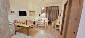 Smart TV, books - Apartment Levante, Carefree stay on a private farm, 1 km away from the beach (Lefkogia Rethymno)