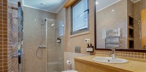 Combined shower/bathtub, towels - Greice Homes - The Residences (Vilamoura)