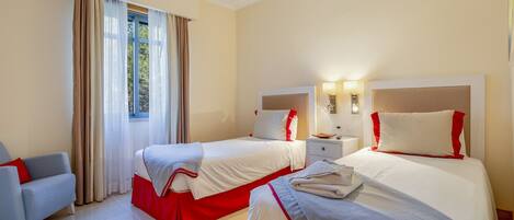 3 habitaciones, tabla de planchar con plancha y cuna de viaje