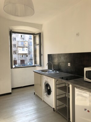 Réfrigérateur, micro-ondes, cafetière/bouilloire