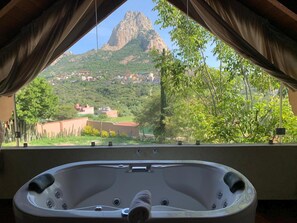 Elite Cabin, Mountain View | Premium bedding, down duvets, in-room safe, individually decorated - Hotel Zidada and Chalets (Ezequiel Montes)