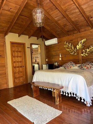 Cabana júnior, vista para a montanha | Roupas de cama premium, edredons de pluma, cofres nos quartos