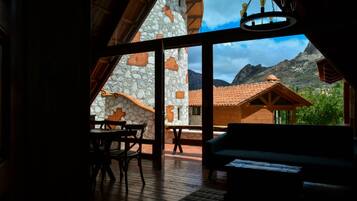 Chalet Grand, 1 habitación, cocineta | Área de sala de estar | Smart TV de 43 pulgadas con canales por cable y televisión