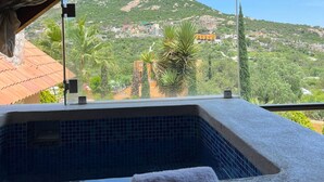 A room with a view of a mountain and a pool area. - Hotel Zidada and Chalets (Ezequiel Montes)