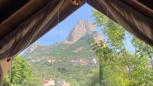 A hot tub in a room with a view of a mountain and a village. - Hotel Zidada and Chalets (Ezequiel Montes)