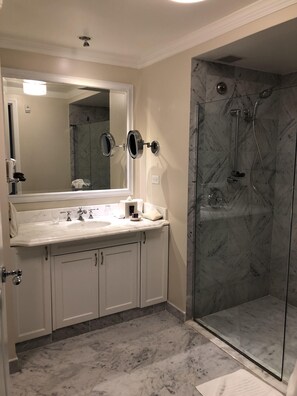 Bathtub, hair dryer, towels - Luxurious Ritz Carlton Club Condo Avail June & December (St. Thomas)