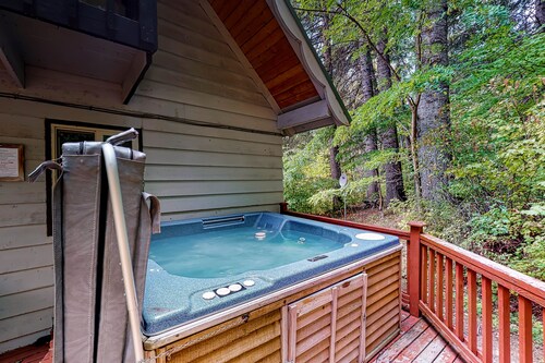 Dog-friendly retreat with mountain views, private hot tub & game room