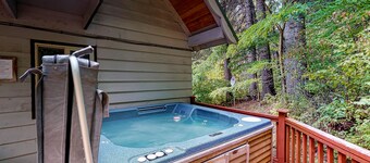 Koiran ystävällinen vetäytyminen vuoristonäköalalla tarjoaa yksityisen porealtaan