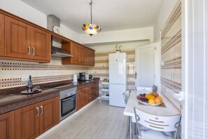 Een koelkast, een microgolfoven, een oven, een kookplaat