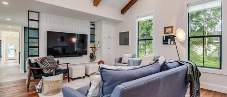 スマートテレビ、テレビゲーム、Hulu、卓球台