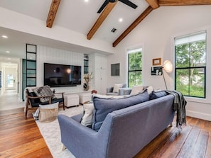 Smart TV, video games, Hulu, ping pong - Modern Farmhouse with Rooftop Deck Downtown (Austin)