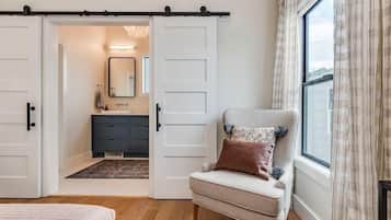 4 bedrooms, iron/ironing board, travel crib, free WiFi