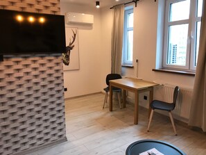 Decoración personalizada, tabla de planchar con plancha y wifi gratis