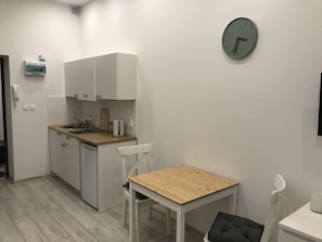 Refrigerador, placa de cocina, cafetera/tetera, tetera/pava eléctrica
